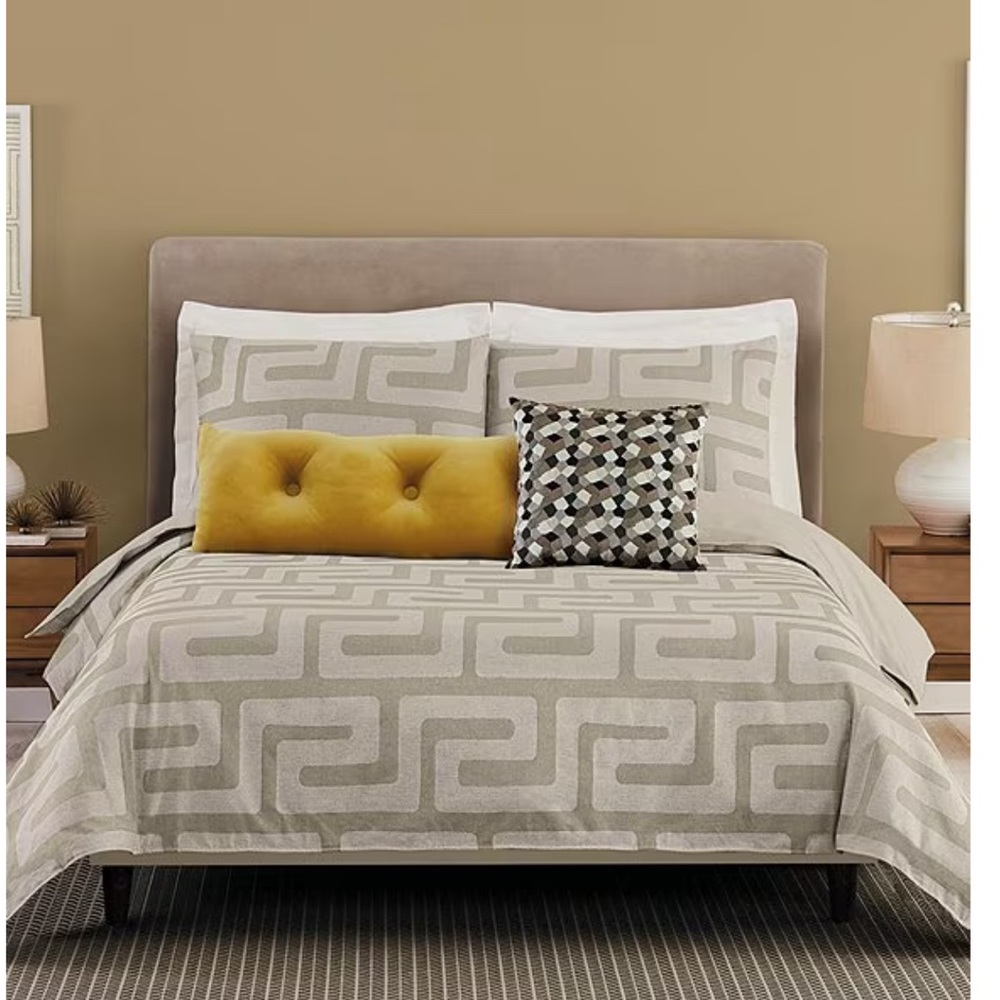 Kravet
Tensho Jacquard Duvet Mini Set.